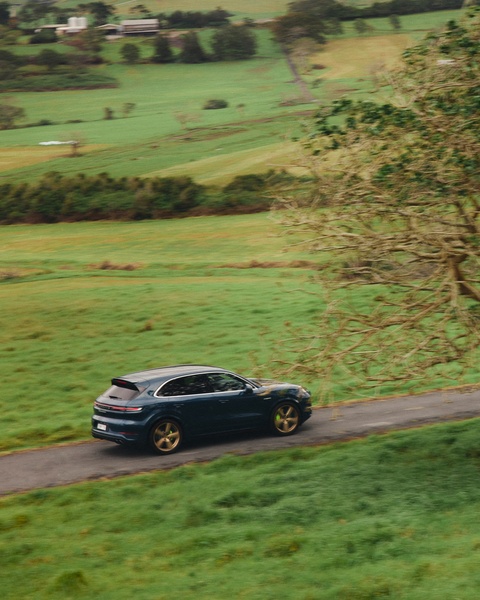 suv, luxury suv, sport suv, crossover vehicle, passenger car, brand awareness, lifestyle, outdoor, calm, luxurious, green, neutral